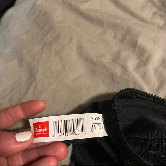 Lightly worn/new 34 B Bras - Picture 4 of 4